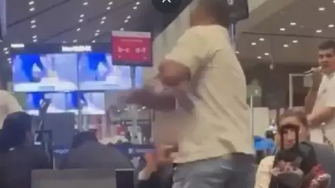 VIDEO_ Golpeó a una mujer en el aeropuerto por una silla en la sala de espera; provocó su desmayo