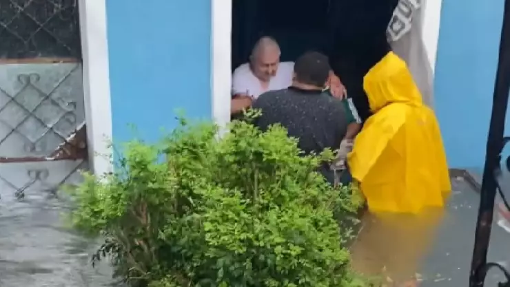 VIDEO del momento en el que RESCATAN a abuelito de su casa inundada en Mérida