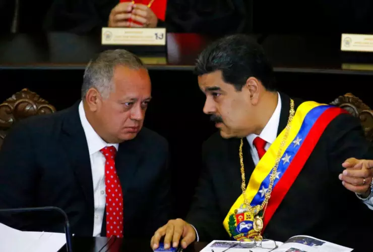 Nicolás Maduro, derecha, habla con Diosdado Cabello, presidente de la Asamblea Constitucional, en la Corte Suprema el 24 de enero de 2019. Imagen: AP