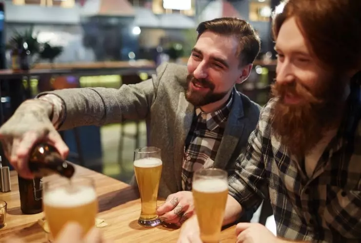 Alcohol aumenta la atracción sexual entre hombres 3.jpg