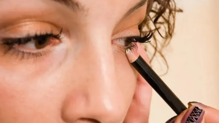 En los ojos redondos, el delineado en la línea de agua debe ser oscuro para jugar con las luces y sombras
