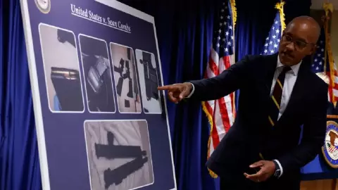 Damian Williams, señala un cartel durante una rueda de prensa celebrada este martes en Nueva York