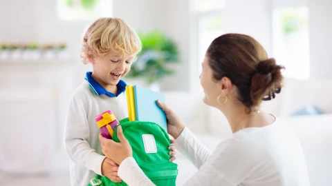 un niño y su mamá a punto de ir a la escuela