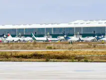 Aviones en hangares.