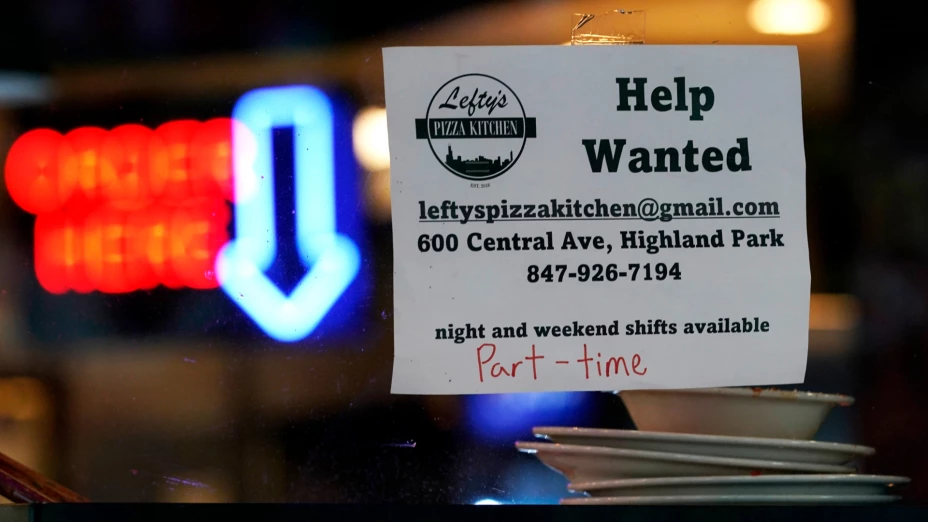 Letrero de puestos vacantes en una pizzería en Highland Park, Illinois.