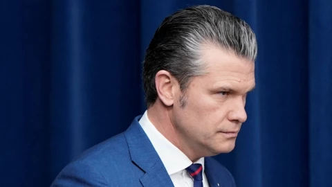 El secretario de Defensa de Estados Unidos, Pete Hegseth, llega para brindar una sesión informativa en medio del conflicto entre Estados Unidos e Israel con Irán, en el Pentágono en Washington, DC, Estados Unidos, el 2 de marzo de 2026.