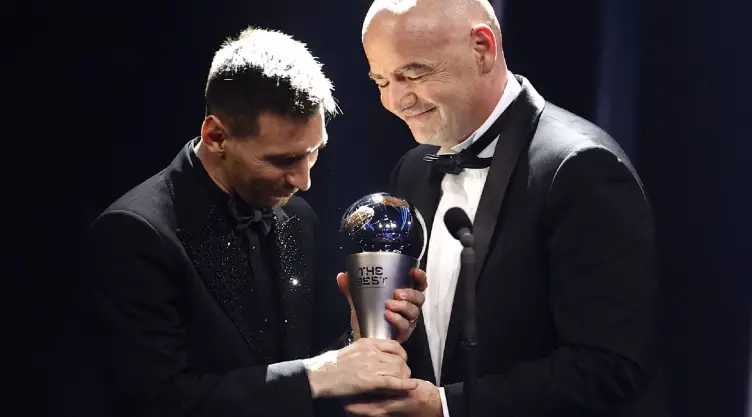 Lionel Messi recibiendo el premio The Best