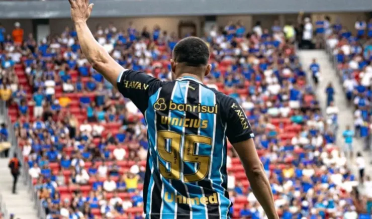 Vinícius compañero de Raúl Jiménez