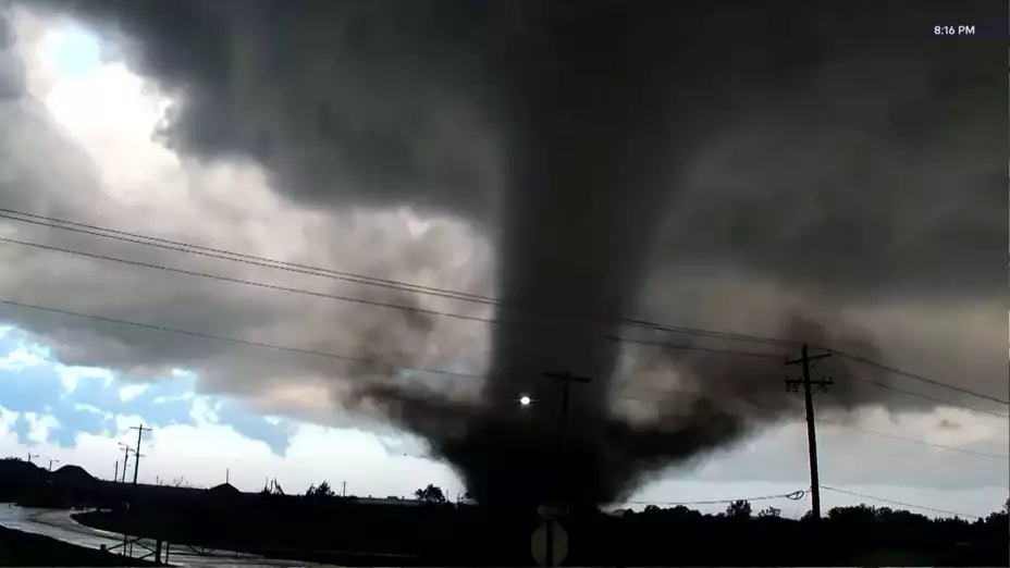 Un tornado cruza una carretera en Enid, Oklahoma.