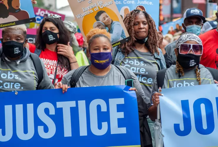 Un grupo de mujeres reclama por sus derechos en una huelga