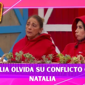 Azalia se olvida de su conflicto con Natalia