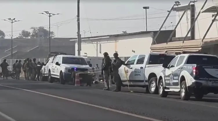 Tiran cuerpos embolsados en carretera de Cuitzeo, Michoacán.