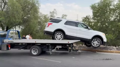 Auto vuelca en bulevar Saavedra de Leon, Guanajuato