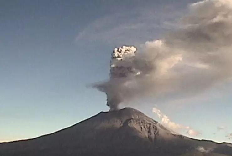 Volcán Popocatépetl registró una explosión a las 6:19 horas de este domingo, expulsando material incandescente.