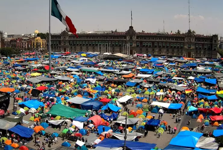 Maestros de la CNTE instalan plantón en el Zócalo por cambios a Ley del ISSSTE