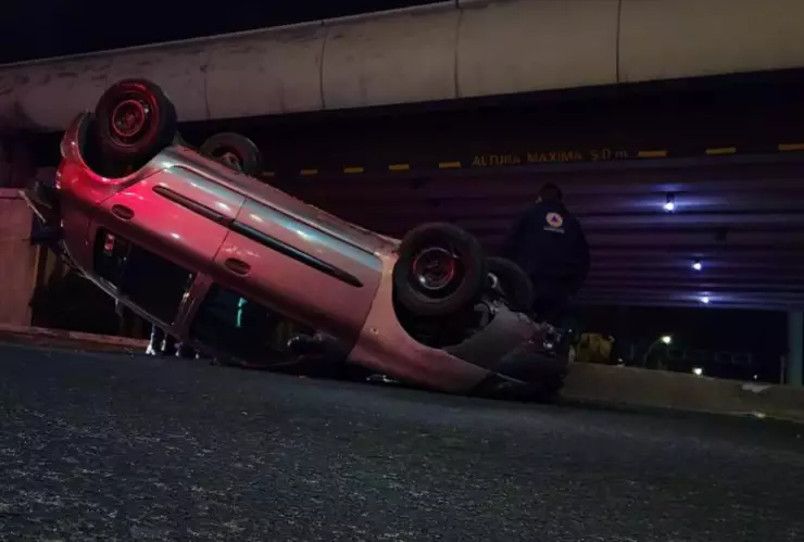 Auto volcado en Bernardo Quintana, Arboledas Querétaro