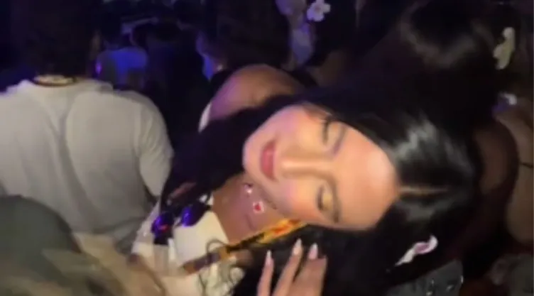 VIDEO Se desmayó en pleno concierto de Bad Bunny al ver a Arcángel y el video ya es viral