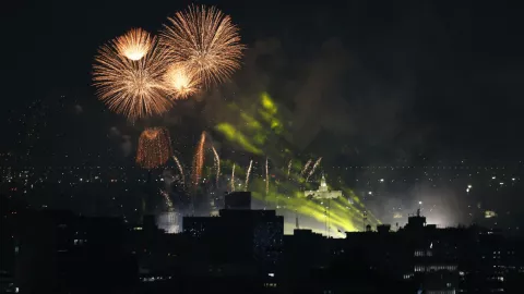 Fuegos artificiales estallan sobre el zócalo durante las celebraciones del Día de la Independencia en Ciudad de México, el domingo 15 de septiembre de 2019. Imagen, AP.