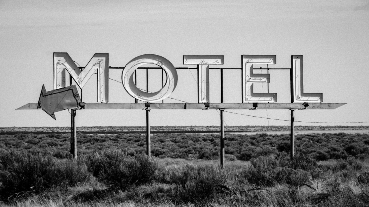 ¡Los toman por sorpresa! Reportan robo en interior de motel de Jalisco