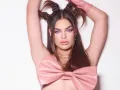 Nadia Ferreira con moño rosa..jpg