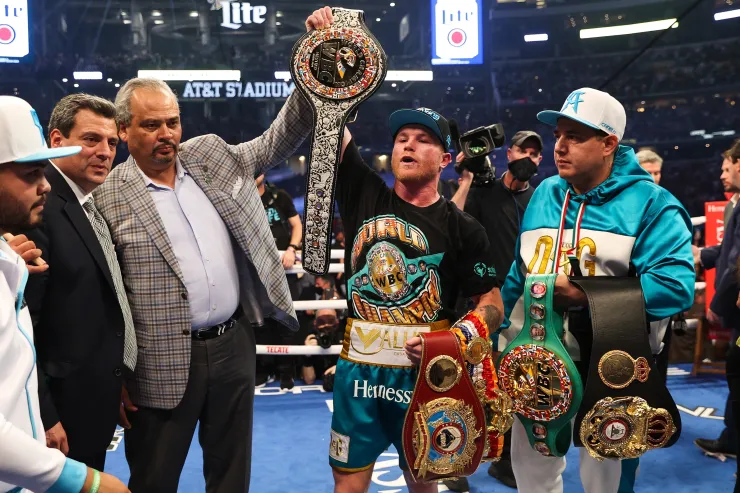 Canelo Álvarez y Eddy Reynoso luego de la victoria contra Saunders