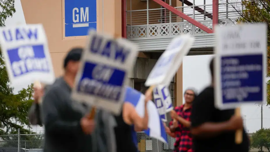 Trabajadores protestan en la planta de General Motors en Arlington, Texas.