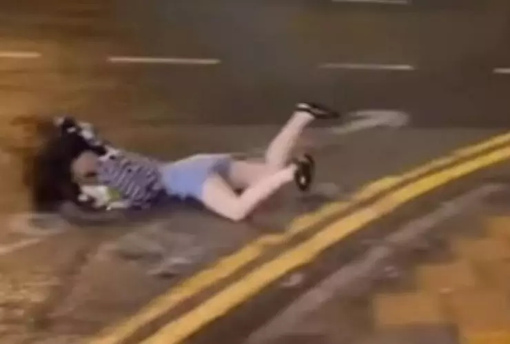 Mujer es arrastrada en tifón 