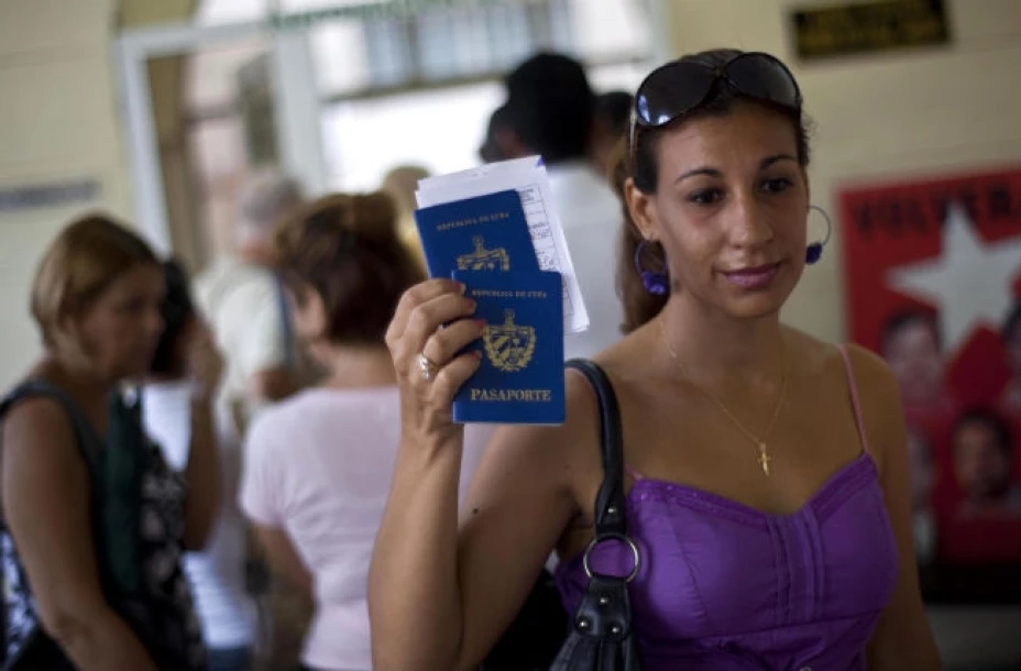 Cubanos podrán dejar la isla sólo con pasaporte