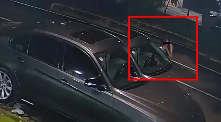Mujer roba espejo de auto en CDMX en segundos y queda grabada.