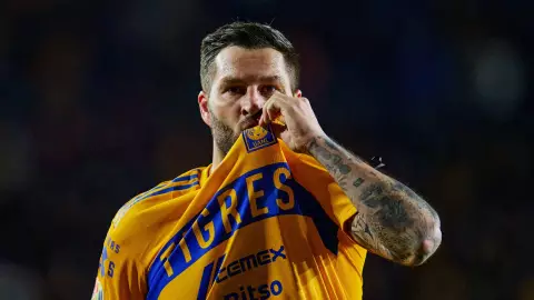 André Pierre Gignac celebra su gol ante Pumas