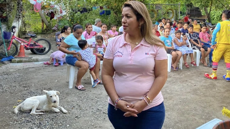 Perro muerde a diputada.