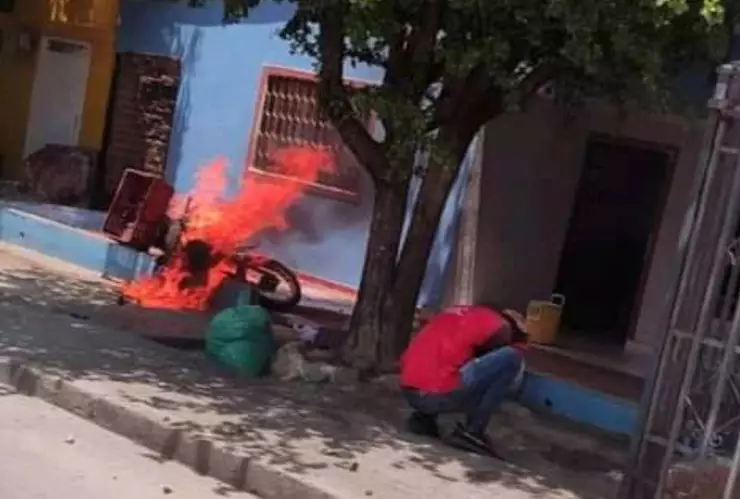 Moto incendiada Colombia.