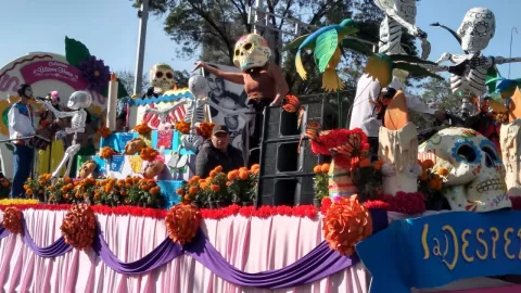 Carro alegórico ‘La Despedida’ se roba el Desfile del Día de Muertos