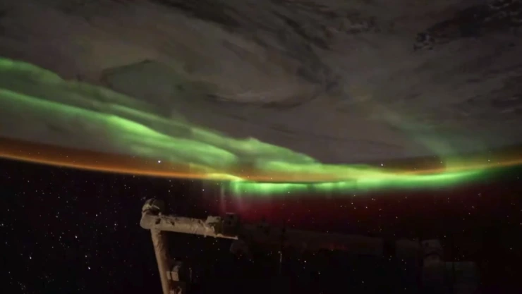 Auroras boreales que rodean la Tierra