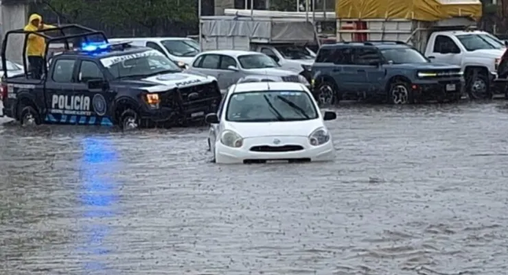 Auto es ‘tragado’ en inundación por obra inconclusa en Guadalupe, Nuevo León