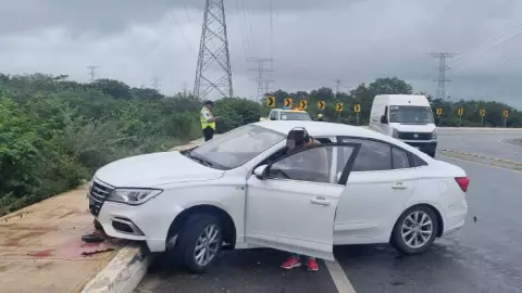 Conductor sufre accidente en la curva de la avenida Chac Mool en Cancún.jpg