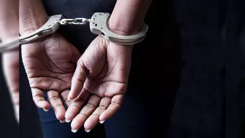 Mujer es condenada a cadena perpetua por vender a su hija en Sudáfrica