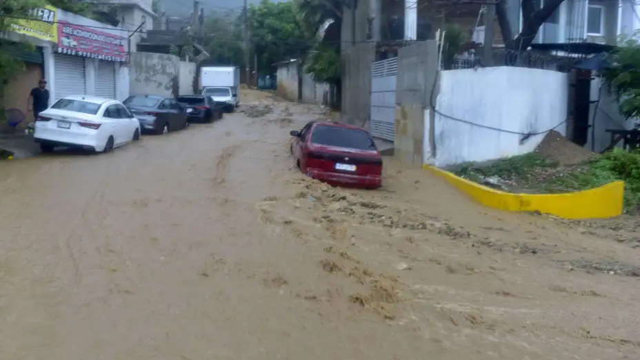 Autos bajo el agua por inundaciones en Acapulco.