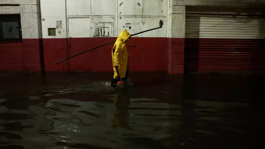 Imagen de calle inundada en la CDMX tras la lluvia del 10 de agosto de 2025.