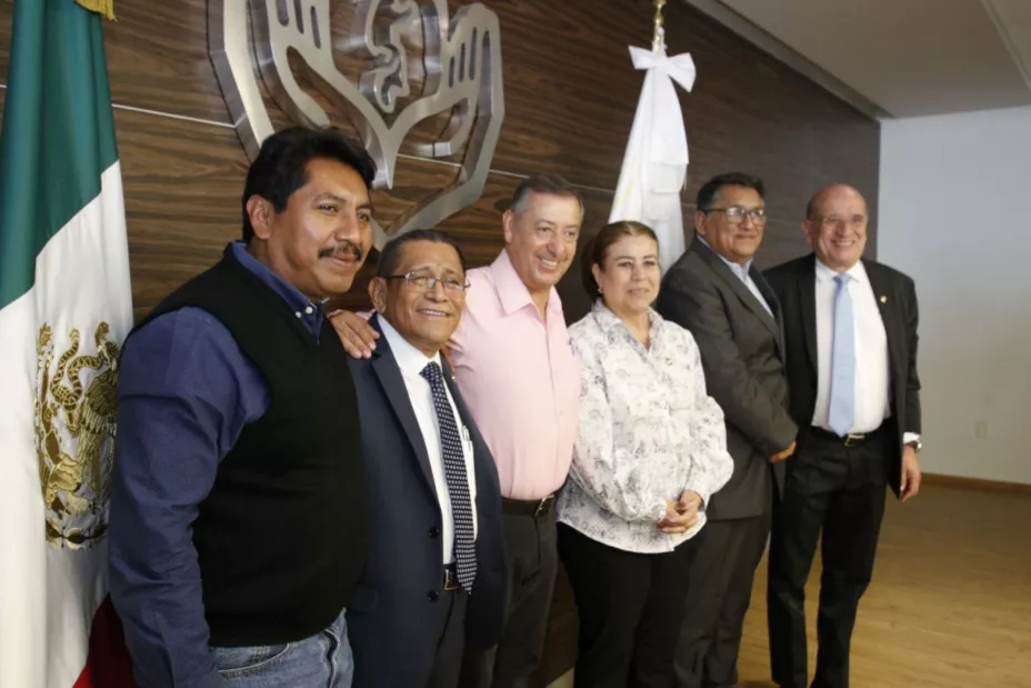 Issste con diputados.jpeg