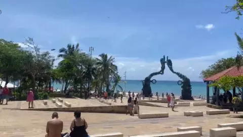 Así los turistas DISFRUTAN de las playas en Playa del Carmen tras el paso del huracán Beryl | VIDEO