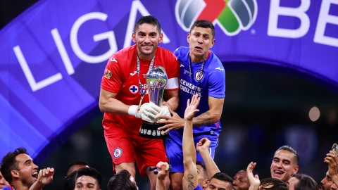 Jesús Corona levanta el t´ítulo de Liga MX con Cruz Azul