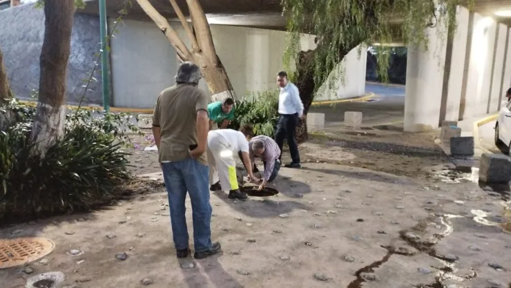 Murió una persona luego de caer en una coladera, en frente de CU, mientras trabajaba en ella