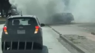 VIDEO DE ÚLTIMA HORA | Camioneta se prende en llamas sobre Periférico hacia Ciudad Judicial y genera una intensa capa de humo