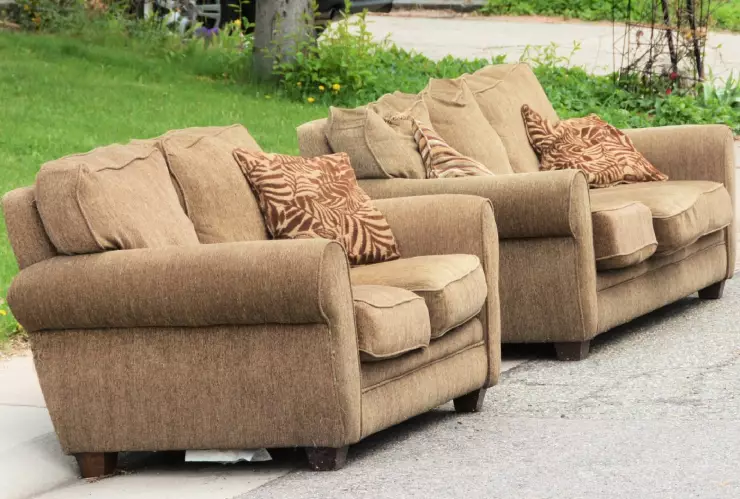 unos muebles en el medio de la calle