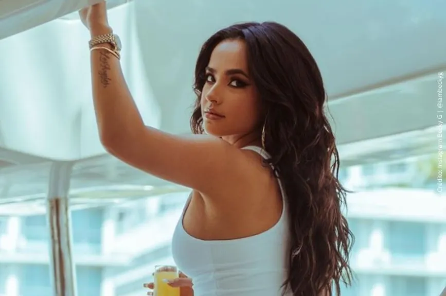 Becky G con blusa blanca. .jpg