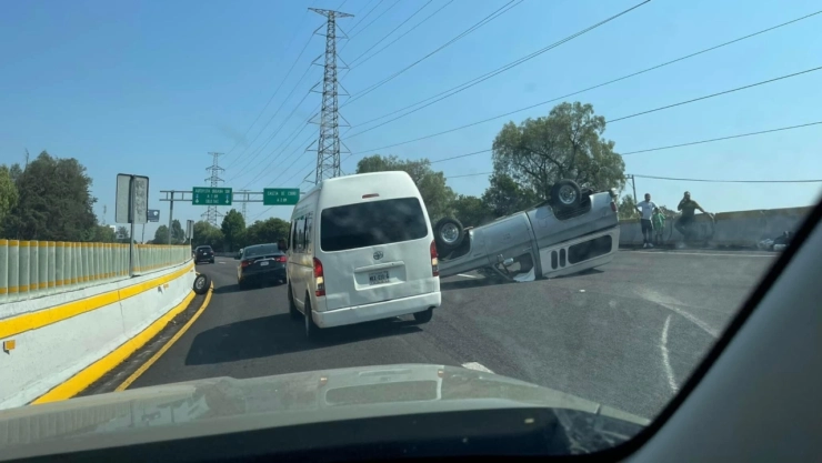 VIDEO: Accidente en autopista México-Cuernavaca; camioneta termina volteada