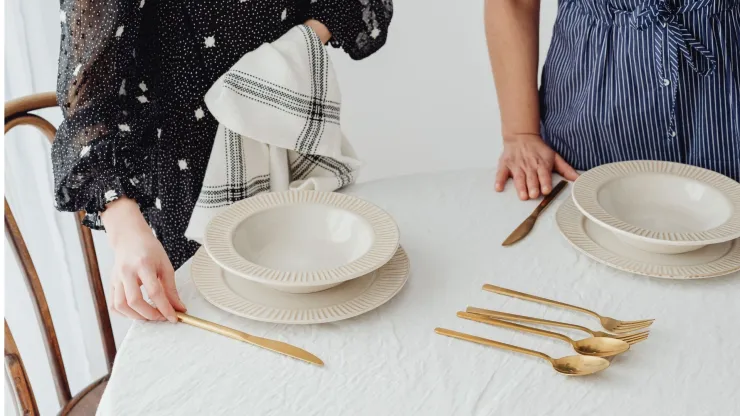 Los manteles de colores claros son clásicos pero perfectos para Navidad.