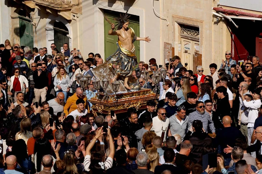 Fieles_estatua_Cristo_Resucitado_procesion_Domingo_Pascua_Cospicua_Malta