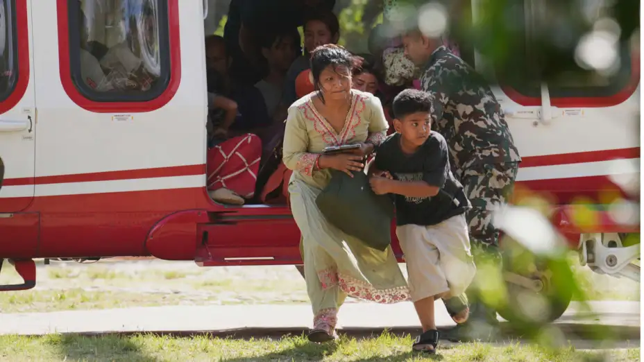 Personas rescatadas por el ejécito de Nepal tras inundaciones.